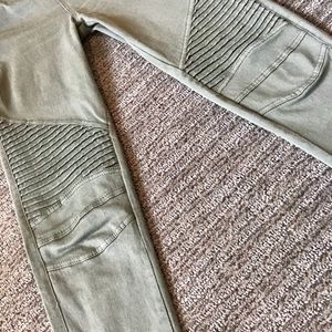 Beulah leggings size small  from The Find Auctions